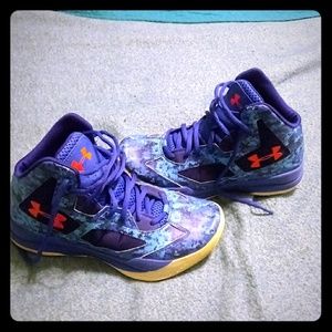 Under Armour Boys Youth size 5.5 Basketball shoes